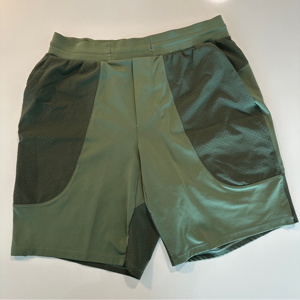 Lululemon Athletica Green Athletic Shorts Lightweight Performance - Unlined
